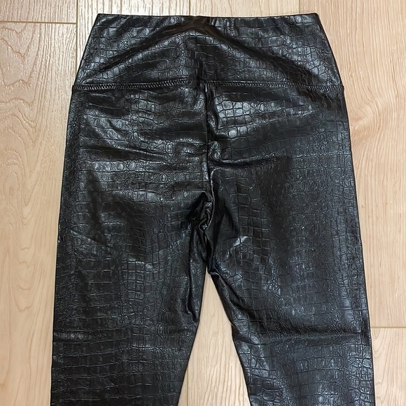7 For All Mankind Croc Embossed Black Faux Leather Leggings, sz XS - Picture 5 of 13